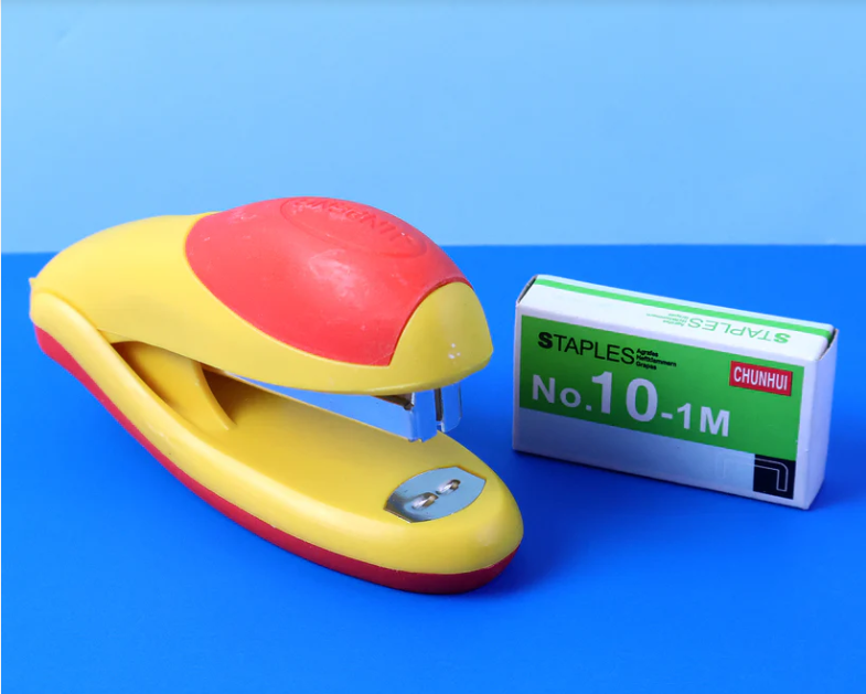 Heavy-Duty Desktop Stapler – Ergonomic Grip for Comfortable Use