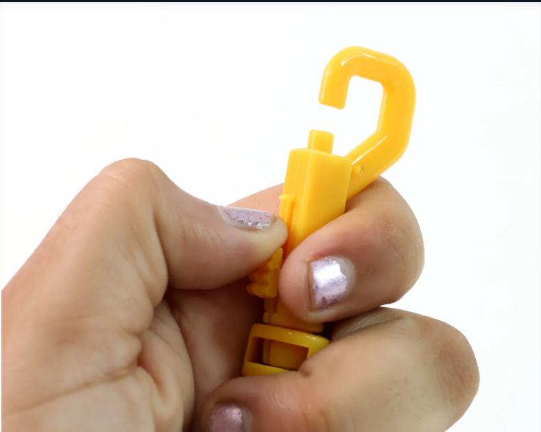 Retractable Keychain – Durable Coiled Key Holder with Carabiner