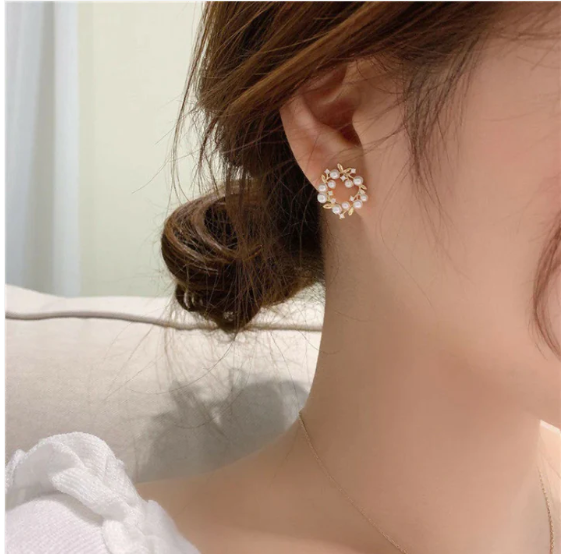 Pearl Wreath Earrings – Timeless Floral Circle Design - Image 2