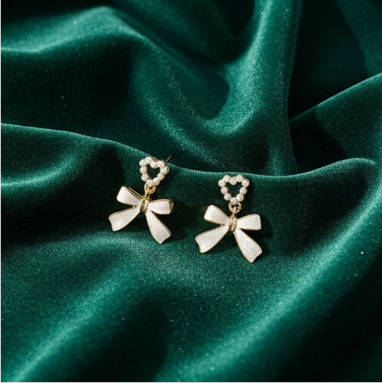 Pearl Heart & Bow Earrings – Elegant Vintage Gold Trim