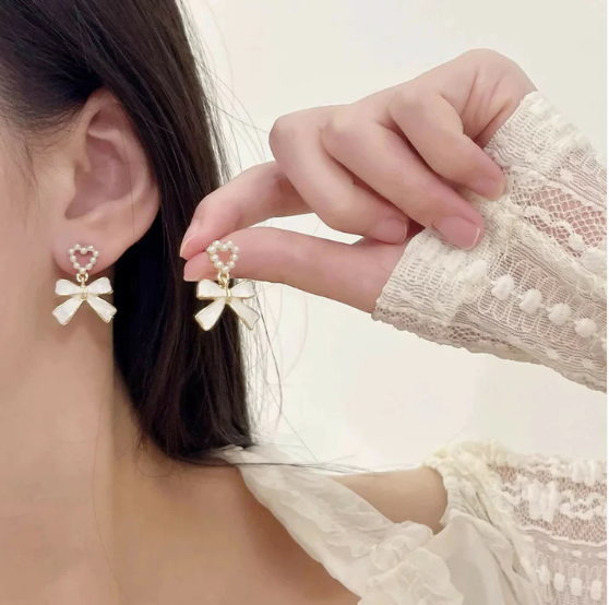 Pearl Heart & Bow Earrings – Elegant Vintage Gold Trim - Image 2