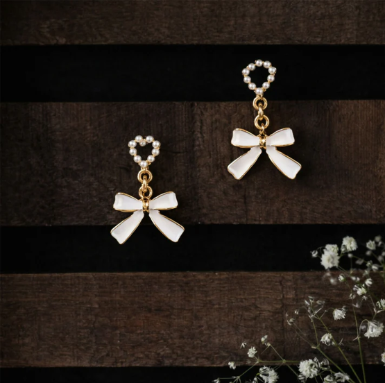 Pearl Heart & Bow Earrings – Elegant Vintage Gold Trim - Image 3