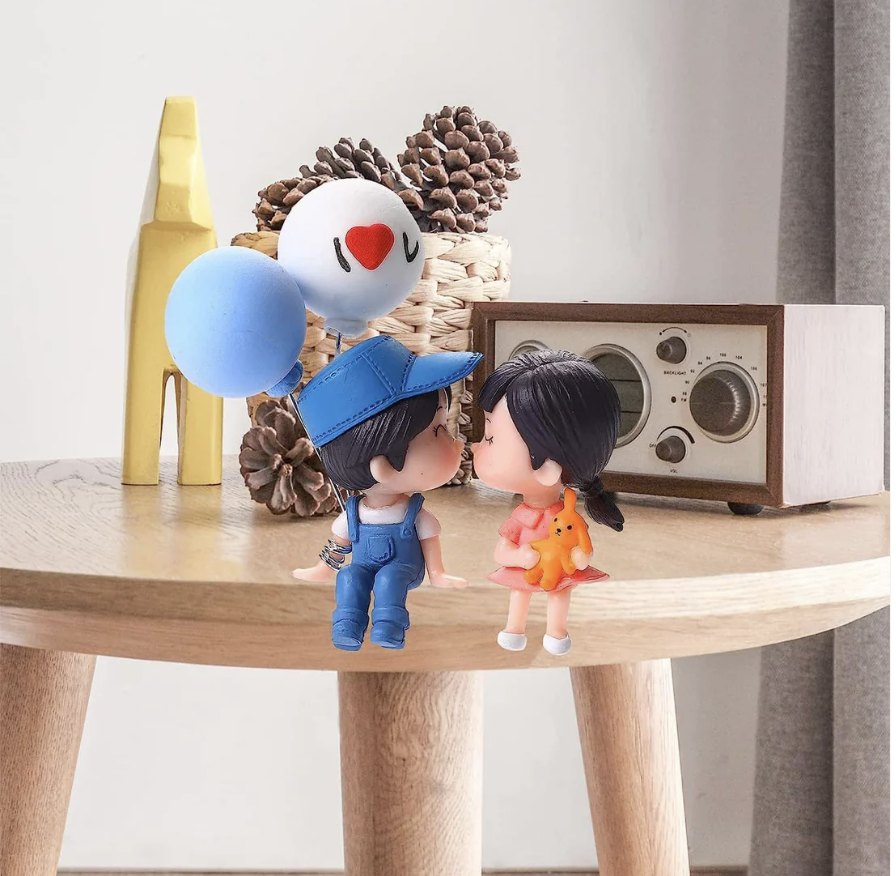 Cute Couple Car Dashboard Figurine – Romantic Mini Showpiece for Car & Home