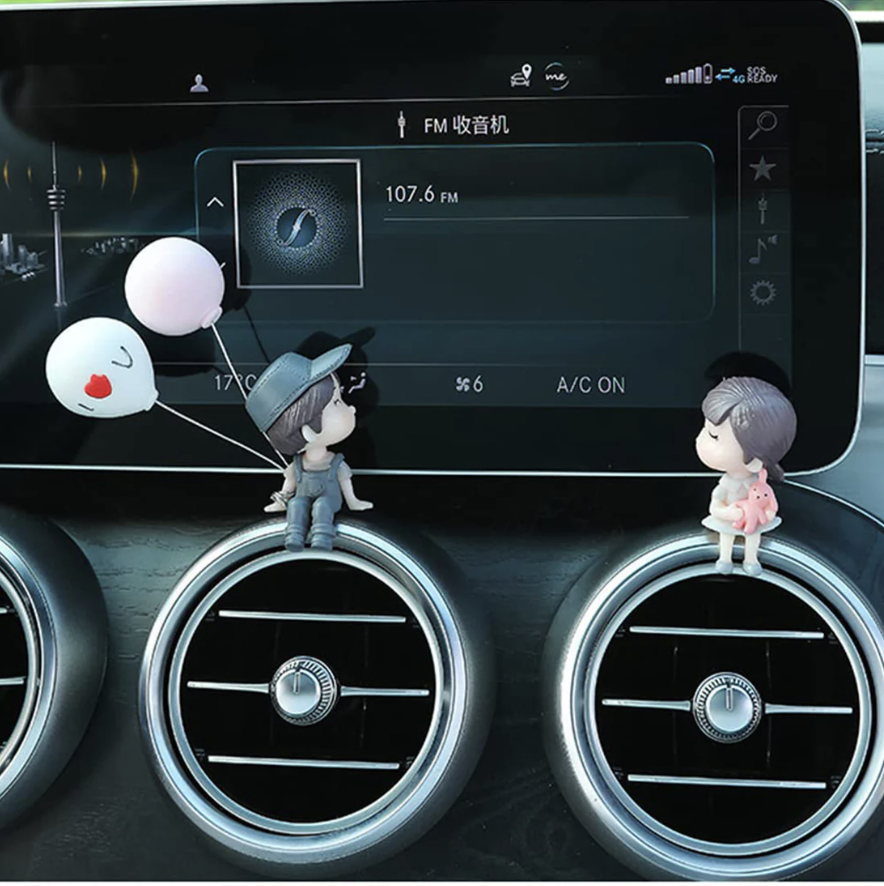 Cute Couple Car Dashboard Figurine – Romantic Mini Showpiece for Car & Home